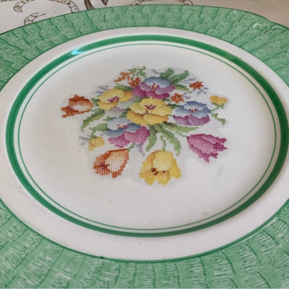 Vintage H&K Tunstall triangular plate with needlepoint flower motif - Picture 2 of 4